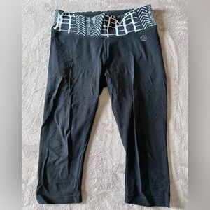 Black Athletic capri leggings with Patterned Waistband